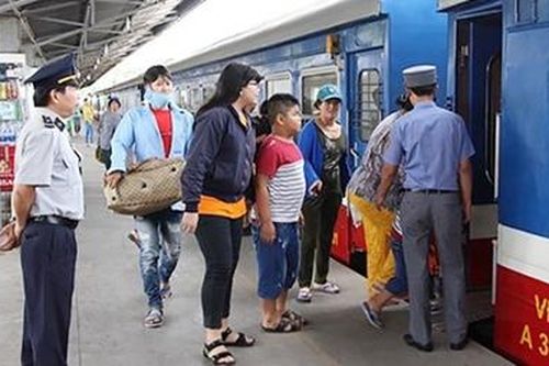 Trẻ em đi tàu Tết Tân Sửu được giảm một nửa giá vé