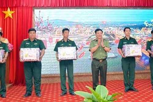 Thăm, chúc Tết lực lượng vũ trang, gia đình chính sách tại Hà Tiên