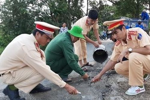CSGT huyện sửa đường để người dân đi lại an toàn