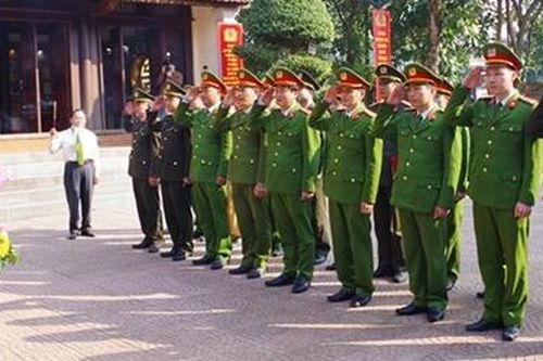 Dâng hương tưởng niệm đồng chí Trần Quốc Hoàn