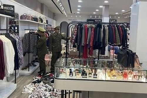 Tạm giữ lô 'hàng hiệu' nhập lậu hơn 1,5 tỷ đồng