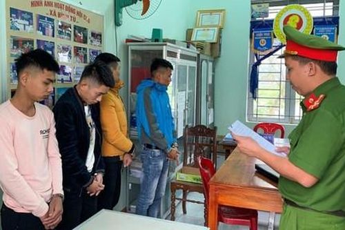 Mâu thuẫn khi đánh bạc, 4 người bị 'bắt cóc', cướp ô tô