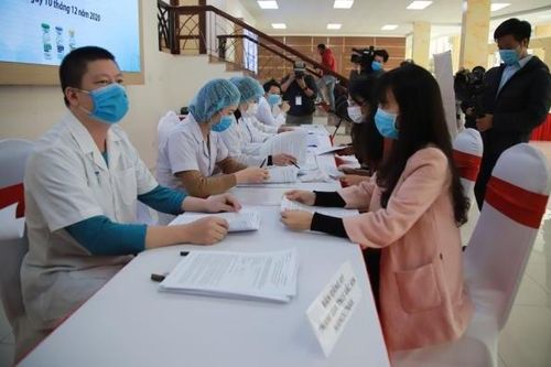 Sức khỏe các tình nguyện viên tiêm vaccine COVID-19 liều cao nhất hiện thế nào?