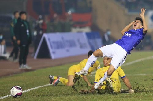 Nhìn thấy gì ở những cú sốc vòng 1 V-League 2021?