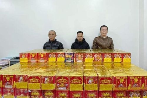 Bắt giữ đối tượng vận chuyển 250kg pháo nổ về Hà Nội