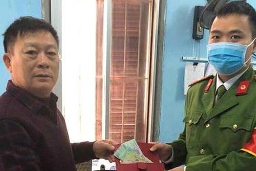 Đi bộ trên bờ đê, giám đốc công ty bất ngờ nhặt được gần 20 triệu đồng đánh rơi