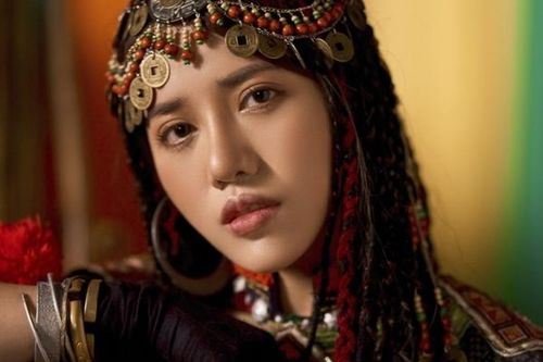 Phùng Khánh Linh, cô bé trốn trong tủ