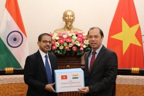 Ấn Độ trao tặng Việt Nam hàng cứu trợ ủng hộ đồng bào lũ lụt miền trung