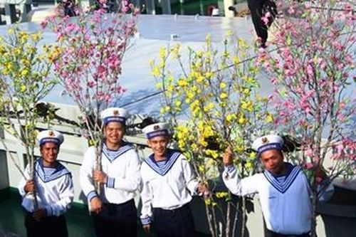 Đem mùa xuân ra 'pháo đài canh biển'