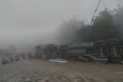 Xe đầu kéo lật nghiêng, nhiều giờ cứu hộ mới đưa được thi thể lái xe bị kẹt ra ngoài