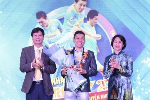 Cầu thủ 'bỏ bóng cứu người' đoạt giải Fair-play 2020