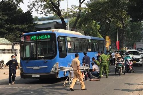 Đi bộ qua đường, một phụ nữ bán vé số bị xe buýt tông chết tại chỗ