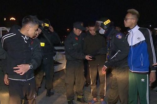 Nhóm 'racing boy' ném gạch vào mặt công an