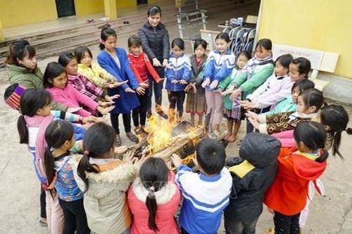 Các huyện biên giới ở Điện Biên chống rét cho học sinh