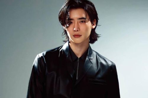 Lee Jong Suk diện đồ Prada lên bìa tạp chí