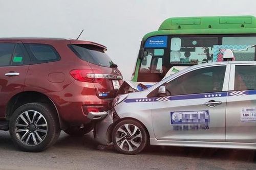 Cầu Vĩnh Tuy ùn tắc sau vụ 5 ôtô tông liên hoàn