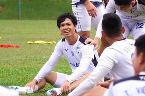 Người hâm mộ đợi hơn 2 giờ để tặng quà cho Công Phượng
