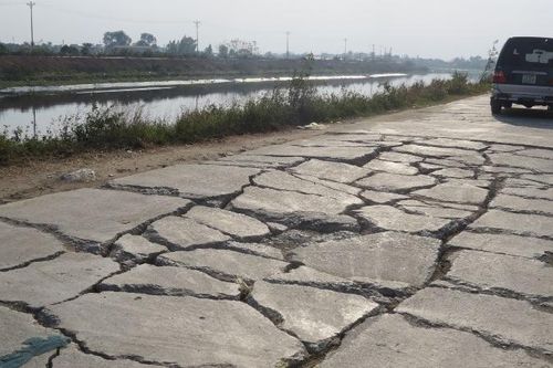 Đê sông Nhuệ qua xã Chuyên Mỹ, huyện Phú Xuyên: Xuống cấp vì 'cõng' xe quá tải