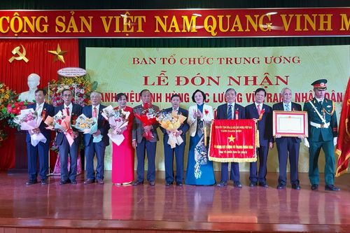 Ban Tổ chức Khu ủy Khu 5 đón nhận danh hiệu Anh hùng LLVTND