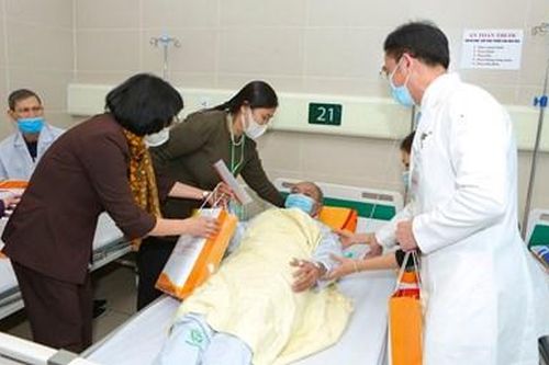 Phó chủ tịch nước Đặng Thị Ngọc Thịnh tặng quà cho người bệnh tại Bệnh viện Bạch Mai