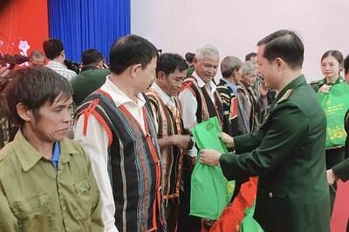 Gặp mặt, chúc Tết, tặng quà già làng, người có uy tín trên địa bàn các xã biên giới