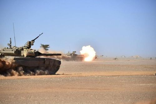 Rùng mình cảnh tượng xe tăng T-90SA Algeria 'gầm ra lửa' giữa xa mạc