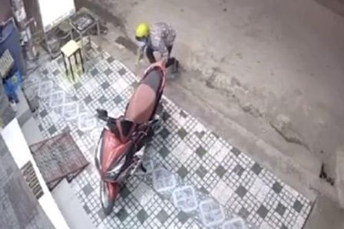 Tên trộm vào tận cửa lấy cắp xe máy trong tích tắc