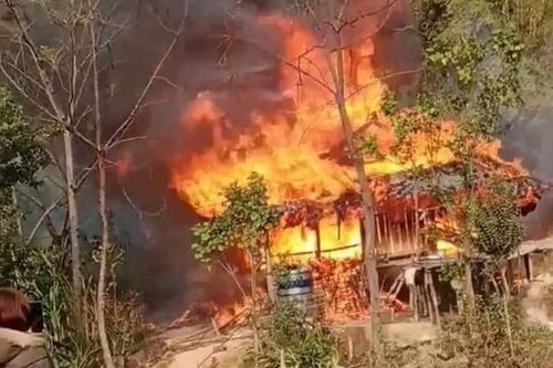 Yên Bái: Chập điện cháy nhà gỗ 3 gian
