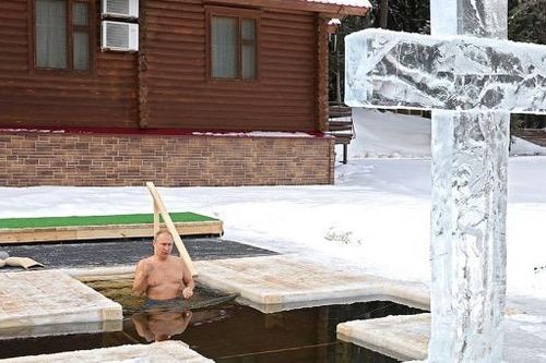 Tổng thống Putin ngâm mình xuống hồ nước lạnh giá