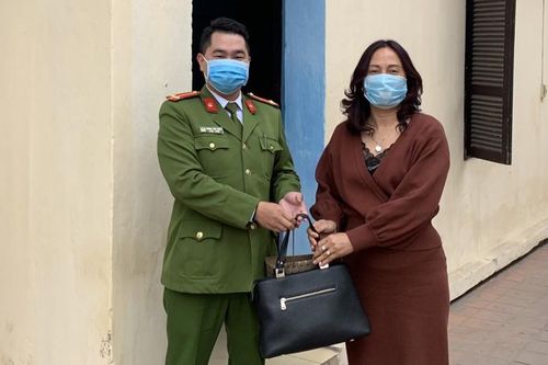 Đánh rơi hơn 19 triệu đồng cùng nhiều tài sản quý trên đường đê
