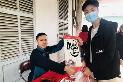 Ông đồ trẻ tiếp sức Chủ nhật Ðỏ