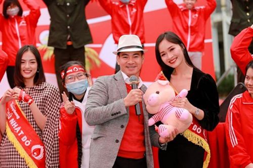 Người đẹp Hoa Hậu Việt Nam hào hứng chơi trò 'kiếm gấu' của Xuân Bắc