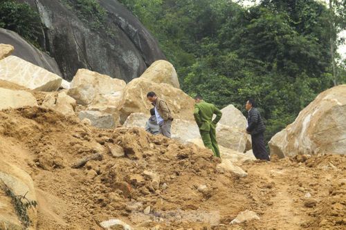 Cận cảnh núi Hòn Chà bị 'băm vằm' trái phép