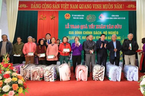 Mang quà Tết ấm tình về Bắc Giang