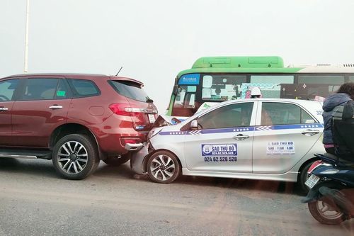 Phương tiện ùn dài trên cầu Vĩnh Tuy vì 4 ô tô 'dồn toa'