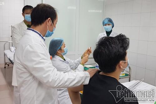 Việt Nam tiêm vắc xin Nanocovax mũi 2 cho 20 người