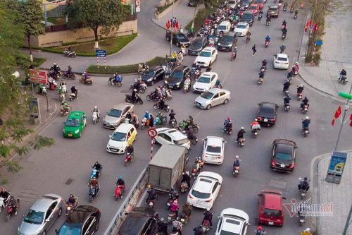 Đoàn xe nối đuôi quay đầu mặc biển cấm, giao thông Hà Nội hỗn loạn