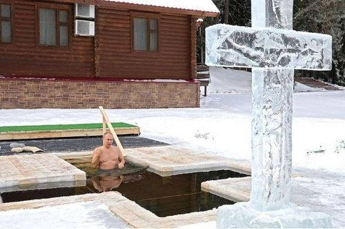 Ông Putin cởi trần, ngâm mình dưới hồ nước băng giá