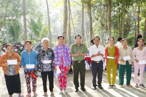 TP. Cần Thơ thăm hỏi và tặng quà Tết gia đình chính sách, có công với cách mạng