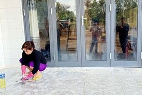 Con trai nợ tiền...mẹ ở nhà liên tục bị 'khủng bố' bẩn để đòi nợ
