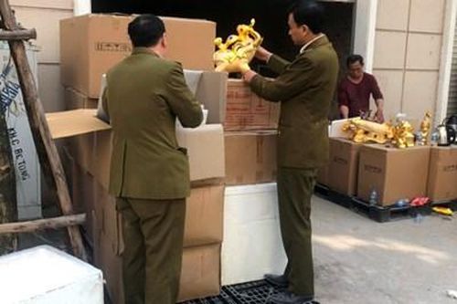 Phát hiện cơ sở sang chiết rượu dán mác nước ngoài