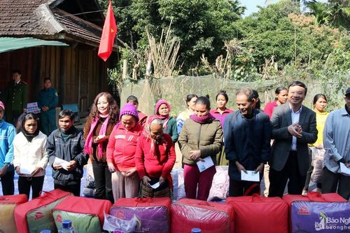 Ban Tuyên giáo Tỉnh ủy thăm, tặng quà cho các hộ nghèo xã biên giới huyện Tương Dương