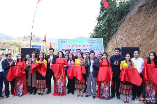 Đồng chí Nguyễn Văn Thông dự lễ khánh thành cầu vượt lũ ở Con Cuông