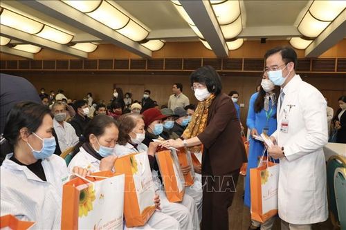 Thăm, tặng quà bệnh nhân ung thư tại Bệnh viện Bạch Mai
