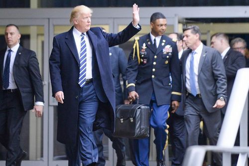 Tổng thống Donald Trump sẽ bàn giao vali hạt nhân cho ông Biden như thế nào?