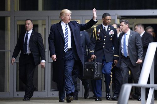 Ông Trump không dự lễ nhậm chức, làm sao chuyển giao vali hạt nhân cho ông Biden?