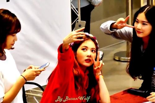 Kpop tiếp tục có thêm 1 'fan girl thành công' khi trở thành đồng nghiệp của Idol