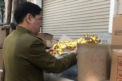 Bắt giữ vụ sang chiết rượu lớn không rõ nguồn gốc tại Hà Nội