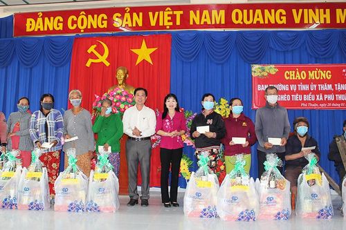 30 hộ nghèo tiêu biểu xã Phú Thuận được tặng quà Tết