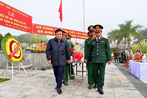 Điện Biên: Đón nhận và an táng 13 hài cốt liệt sĩ quân tình nguyện Việt Nam hy sinh tại Lào